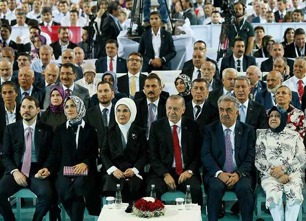 1.-yazi-icin-ak-parti-kurultayi-oturma-duzeni-secilmisler-onde-atanmis-bakanlar-arka-sirada.jpg