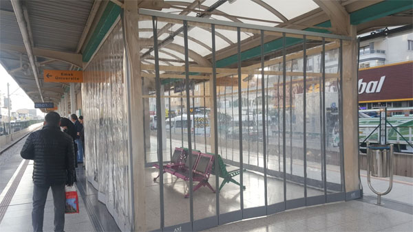 1.-yazi-icin-bursaray-istasyonlari-bekleme-yeri-seffaf-oda.jpg