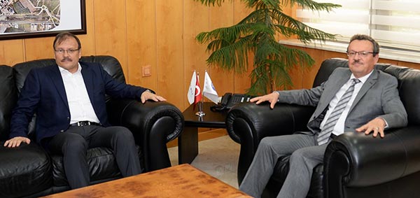 1.-yazi-icin-hakan-cavusoglu-ve-rektor-prof.-dr.-ahmet-saim-kilavuz.jpg