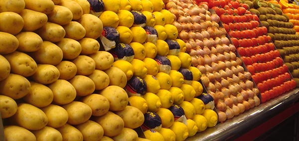 1.-yazi-icin-market-tezgahinda-domates-patates-kuru-sogan-limo.jpg