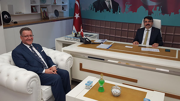 1.-yazi-icin-yildirim-belediye-baskani-oktay-yilmaz-ve-baskan-yardimcisi-ali-mollasalih.jpg