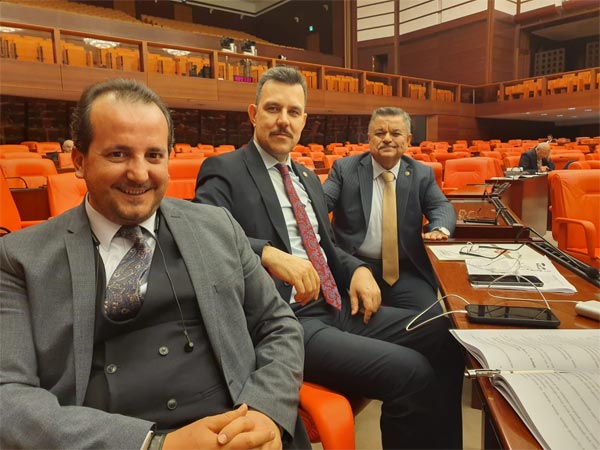 2.-yazi-icin-ak-parti-milletvekilleri-selim-yagci,-refik-ozen,-mustafa-esgin.jpg
