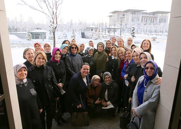 2.-yazi-icin-emine-erdogan-kadin-milletvekilleriyle-kar-hnatirasi-ve-emine-yavuz-gozgec-001.png