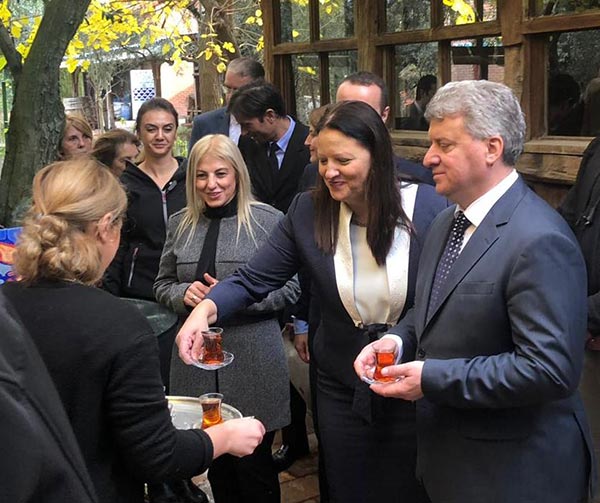 2.-yazi-icin-makedonya-cumhurbaskani-gjorge-ivanov,-esi-maja-ivanov,-buyukelci-tulin-erkal-kara-cay.jpg