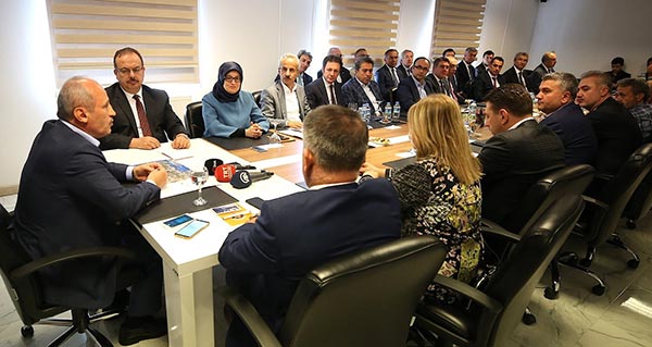2.-yazi-icin-ulastirma-bakani-cahit-tuthan-toplantisi-ve-bursa-valisi-yakup-canbolat.jpg