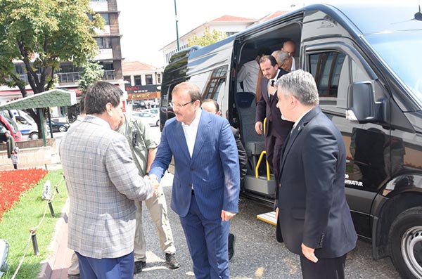 3.-yazi-icin-hakan-caevusoglu-ve-ak-parti-bursa-milletvekilleri-vali-izzettin-kucuk-ziyareti.jpg