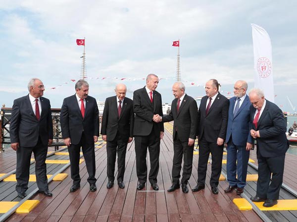 3.-yazi-icin-samsun-19-mayis-torenden-yansiyan-liderler-fotograf.jpg