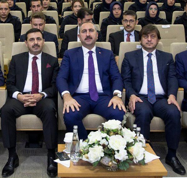 4.-yazi-icin-adalet-bakani-abdulhamit-gul-ve-bakan-yardimcilari-zekeriya-birkan,-ugurhan-kus.jpg