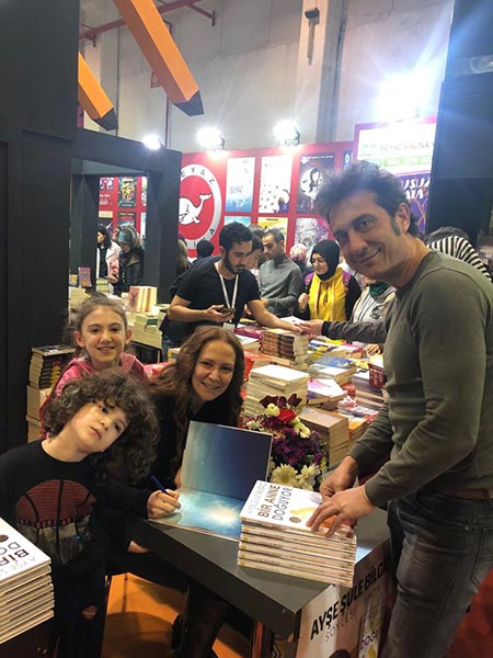 4.-yazi-icin-ayse-sule-bilgic-ve-kirac-kitap-fuari-imza-gunu.jpg
