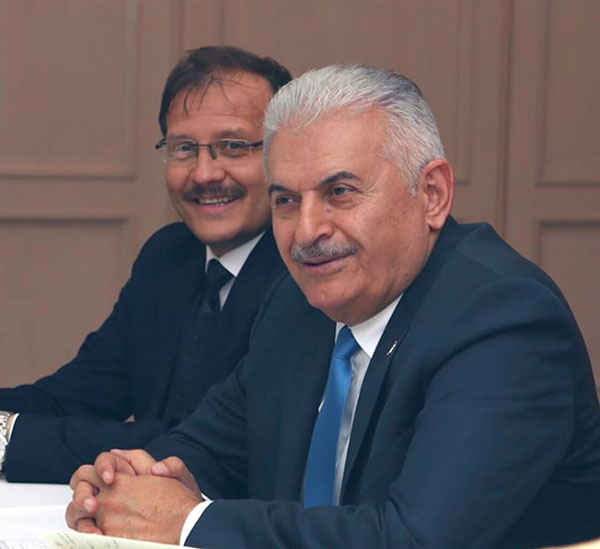 4.-yazi-icin-binali-yildirim-ve-hakan-cavusoglu.png