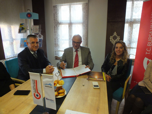 4.-yazi-icin-bursa-valiligi-ve-yesim-tekstil-inovasyon-protokol.jpg