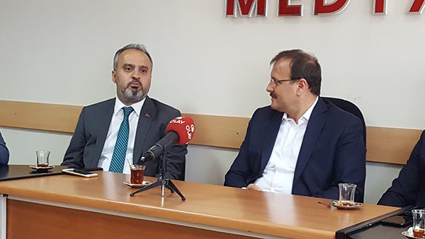 4.-yazi-icin-buyuksehir-bealediye-baskani-alinur-aktas-ve-hakan-cavusoglu.jpg