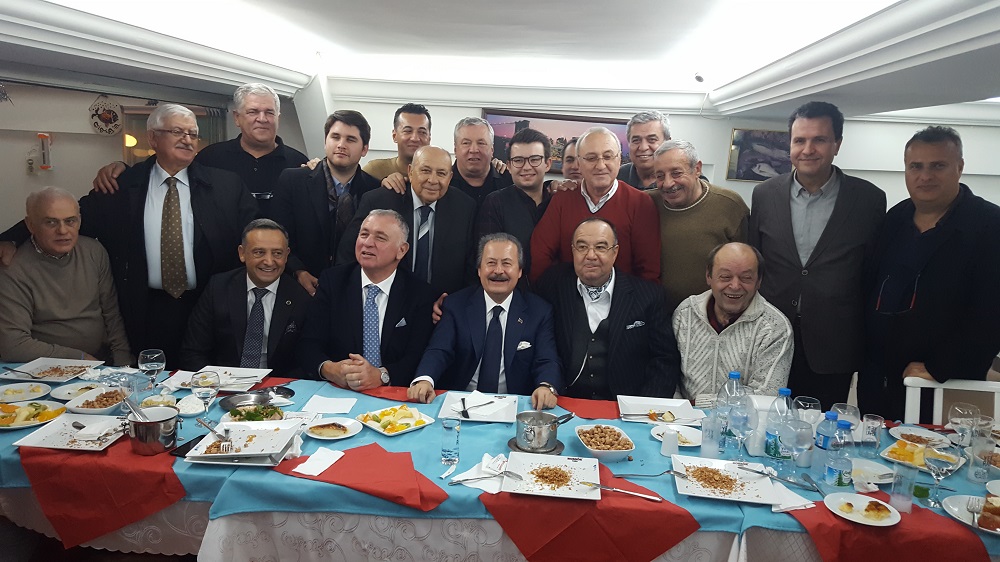 4.-yazi-icin-cavit-caglar-ve-dostlari-gemlik-boksor-restoran.jpg