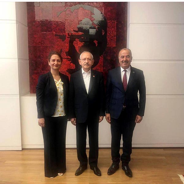 4.-yazi-icin-chp-genel-baskani-kemal-kilicdaroglu,-mudanya-belediye-baskani-hayri-turkyilmaz-ve-esi-gulbahar-turkyilmaz.jpg