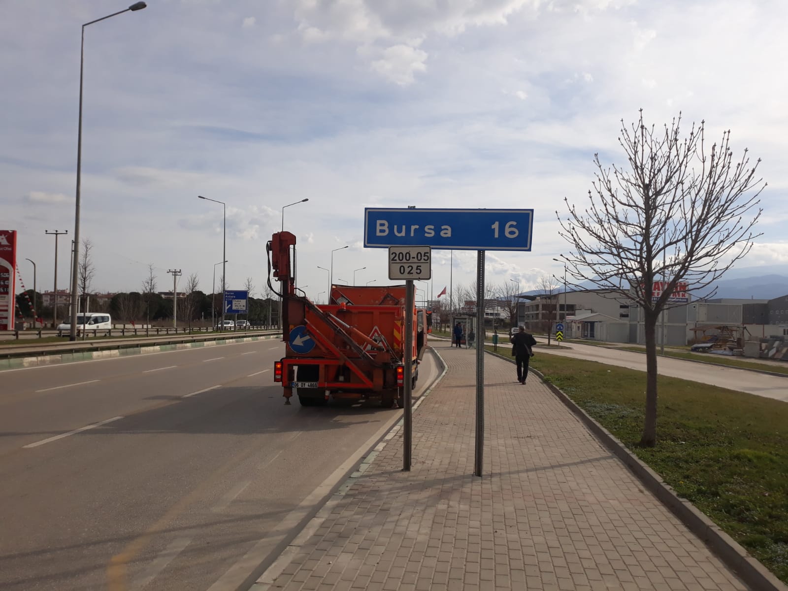 4.-yazi-icin-karayollari-bursa-16-kilometre-tabelasi.jpg