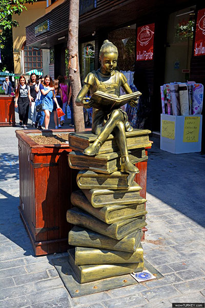 4.-yazi-icin-kitap-okuyan-kiz-heykeli.jpg