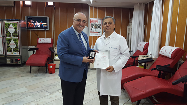 4.-yazi-icin-kizilay-kan-bagisi-merkezi-muduru-dr.-orhan-emin-latif-ve-gumus-madalya.jpg