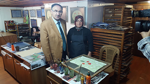 4.-yazi-icin-mustafakemalpasa-belediye-baskani-sadi-kurtulan-ve-ebru-sanatcisi-esi-necibe-kurtulan.jpg