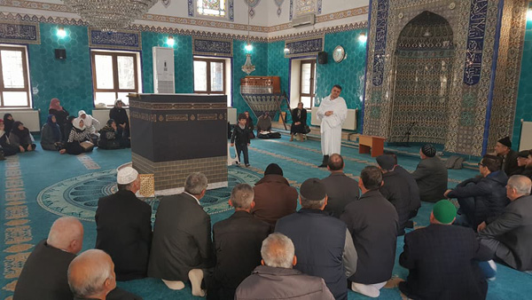 5.-yazi-icin-bursa-muftulugu-hac-ve-umre-sube-muduru-alaaddin-doruk-kabe-maketli-umre-tatbikati.jpg