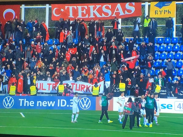 5.-yazi-icin-enes-unal-gol-sonrasi-ve-tribundeki-teksas-panrkarti,-a-milli-takim-andorra-maci.jpg