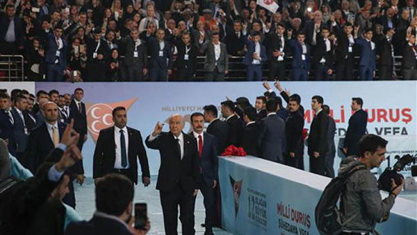 5.-yazi-icin-mhp-kurultayi-ve-devlet-bahceli.jpg