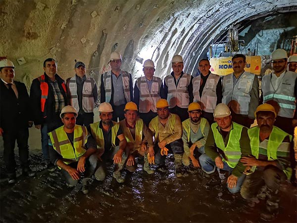 6.-yazi-icin-tcdd-genel-muduru-ali-ihsun-uygun-yenisehir-tunel-incelemesi.jpg
