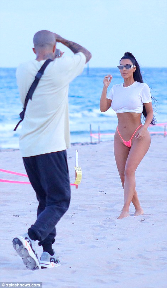 kim-kardashian-iddiali-bikinisiyle-yurek-hoplatti-712290_333_7_b.jpg