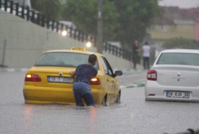 Bursa`da yağmur hayatı olumsuz etkiledi