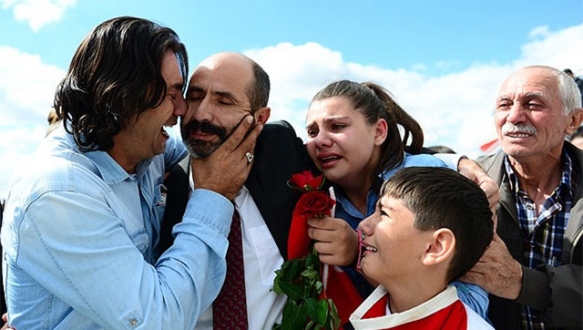 Kurtarılan vatandaşlar aileleriyle buluştu