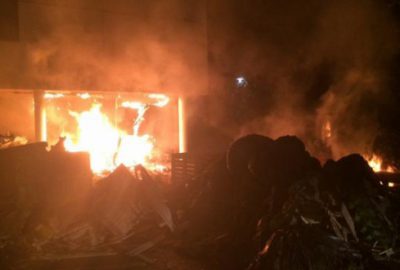 Çiftçiler vergi dairesini yaktı