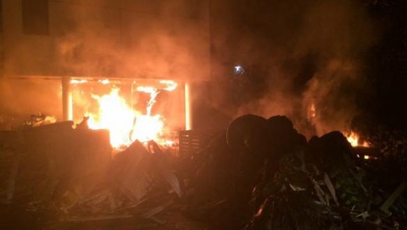 Çiftçiler vergi dairesini yaktı