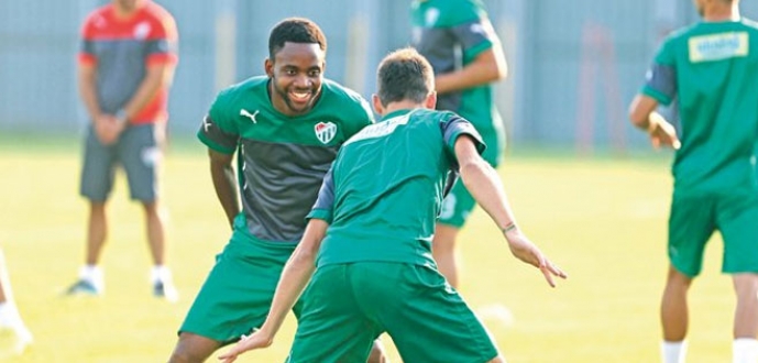 Cedric siftah yaptı Bursaspor`un yeni transferi dün ilk çalışmasına çıktı.