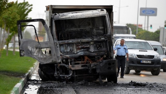 Seyir halindeki kamyon alev alev yandı Seyir halindeki kamyon alev alev yandı