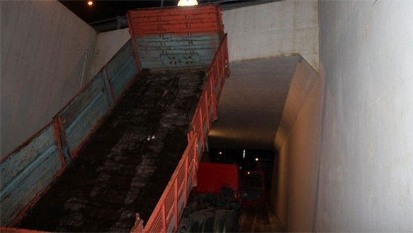 Damperi açık unuttu, camdan fırladı Damperi açık unuttu, camdan fırladı