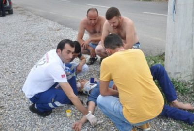 Motosikletiyle direğe çarptı: 2 yaralı