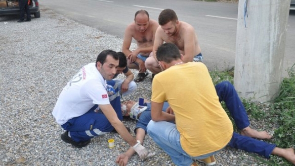 Motosikletiyle direğe çarptı: 2 yaralı