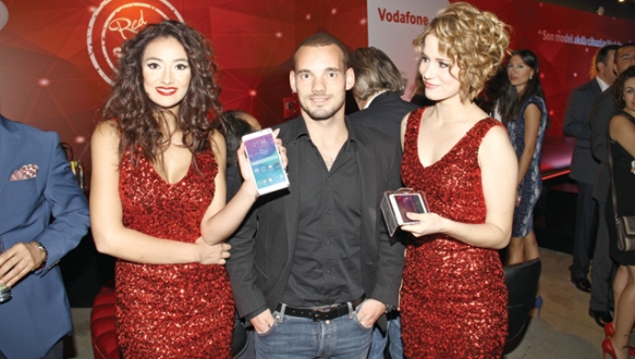 Ünlüleri buluşturan parti