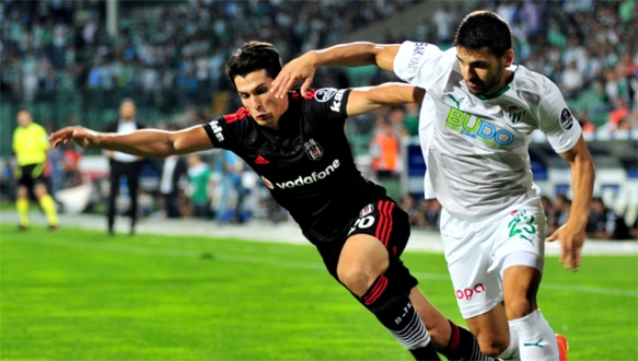 Bursaspor`un başarılı sol beki Aziz Behich 2 yıl aradan sonra