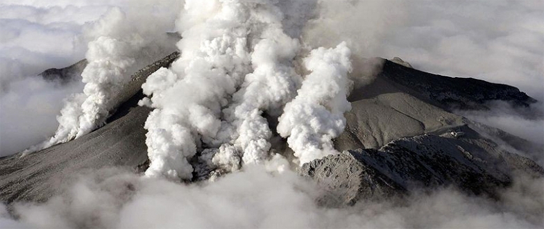 Yanardağ patladı: Onlarca ölü var Yanardağ patladı: Onlarca ölü var