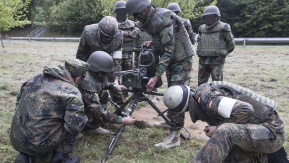 Peşmergeye silah eğitimi Peşmergeye silah eğitimi