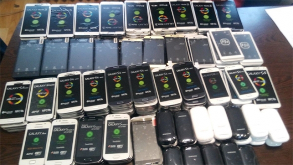 Bursa`da kaçak telefon satıcısına darbe