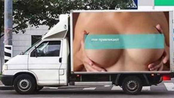 Trafiği alt üst eden reklam! Trafiği alt üst eden reklam!