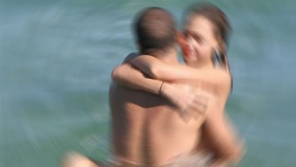 Denizde sevişen çifti hastanede ayırdılar