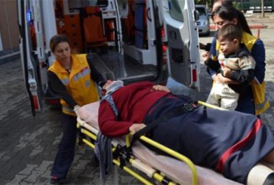 Elinde şeker kazada yaralanan annesine ağladı