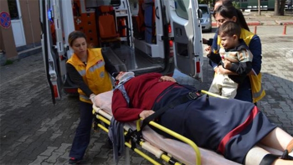 Elinde şeker kazada yaralanan annesine ağladı