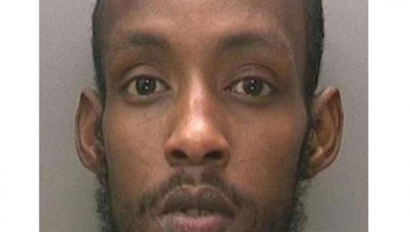 Hırsızlığa girdiği evde kedi pişirdi