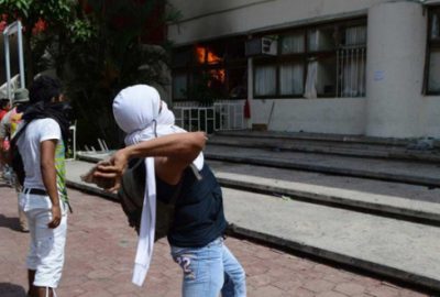 Kayıp protestosunda belediye binası yakıldı