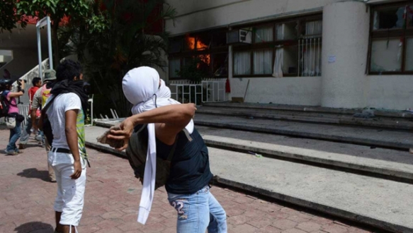 Kayıp protestosunda belediye binası yakıldı Kayıp protestosunda belediye binası yakıldı