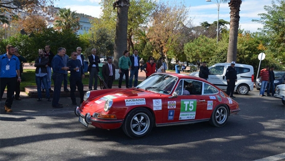 Klasik otomobillerden gövde gösterisi