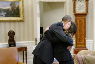 Obama ebolayı yenen hemşireyi kucakladı